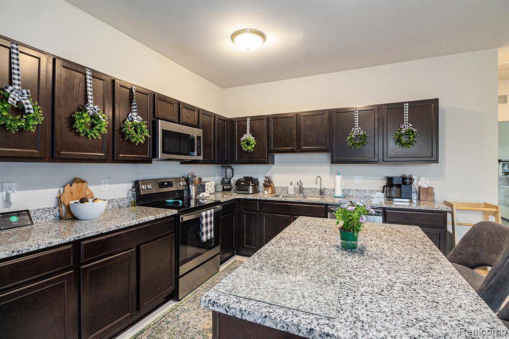Howell, MI 48855,9777 Ridge Run Street
