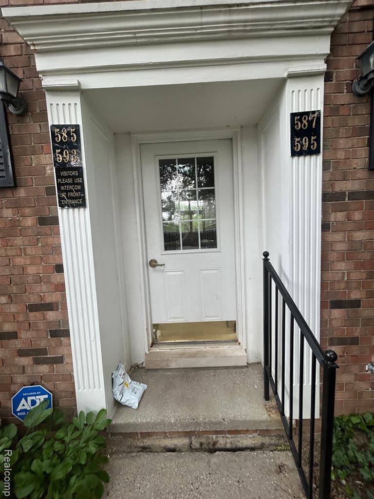 Bloomfield Hills, MI 48304,595 E FOX HILLS Drive