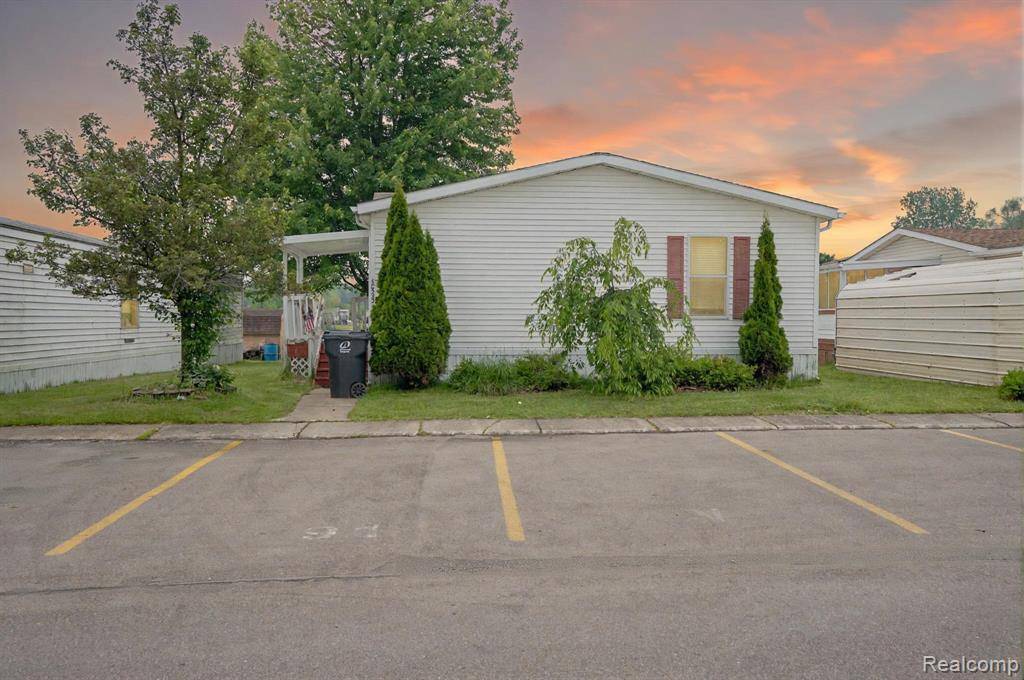 48593 Lakeview E, Shelby Twp, MI 48317