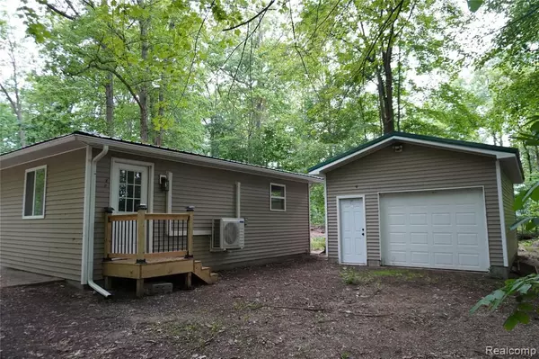 Columbiaville, MI 48421,631 PINE Drive
