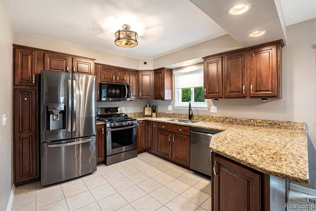 Macomb, MI 48044,16362 Glenfield Drive