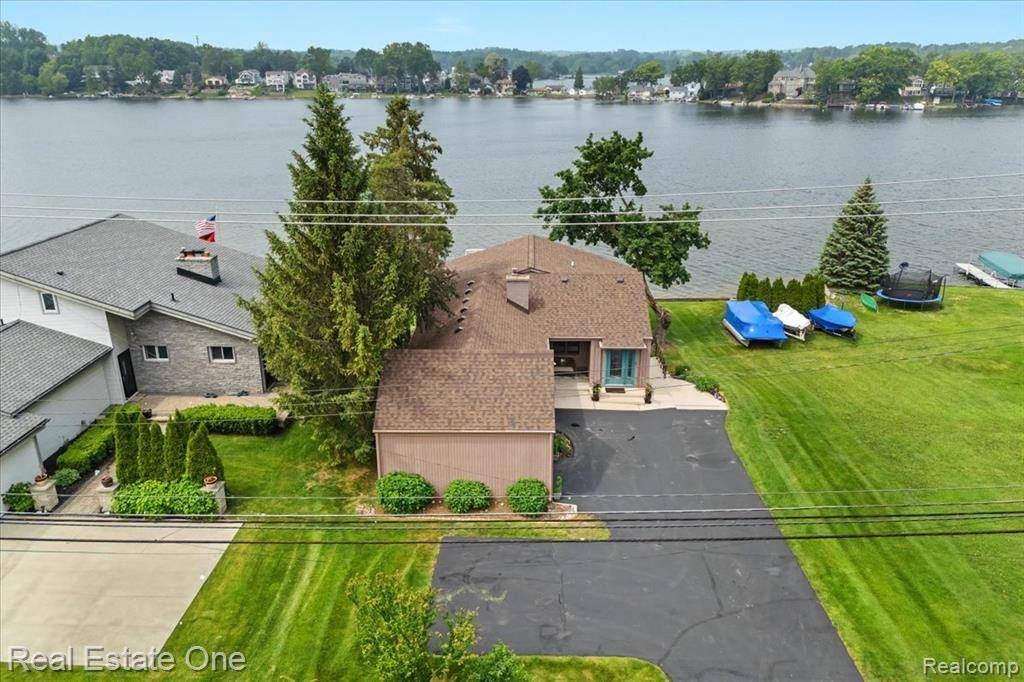 10164 Elizabeth Lake Road, White Lake, MI