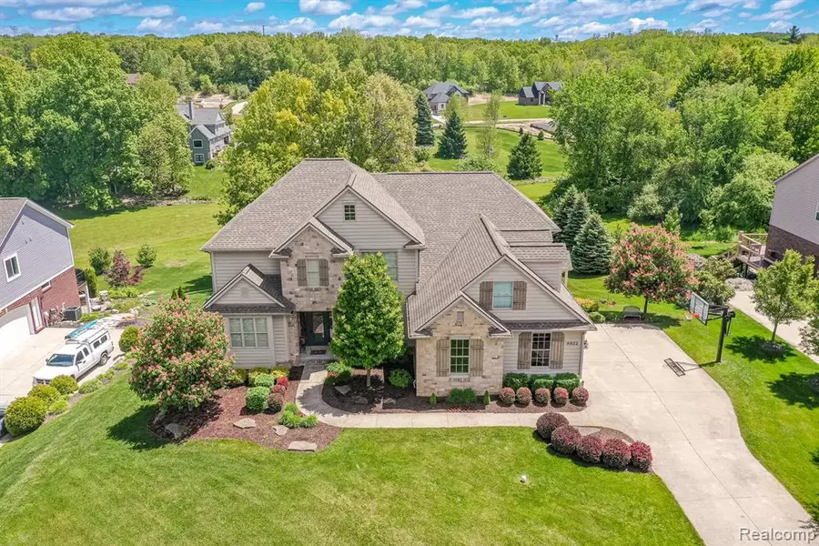 8922 Stonewall W, Clarkston, MI 48348