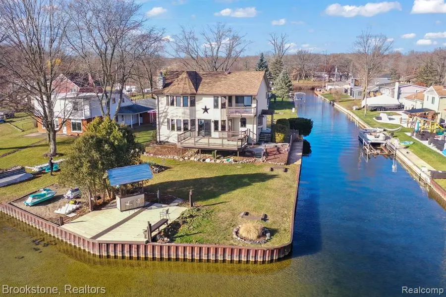 2995 VENICE, Highland, MI 48356