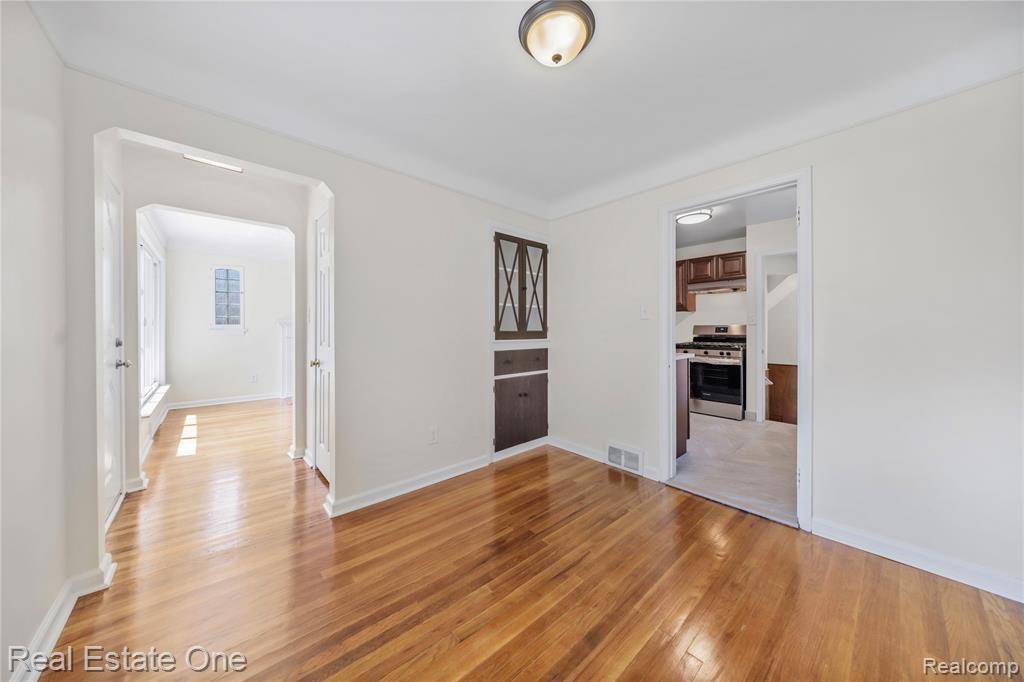 Grosse Pointe Woods, MI 48225,21167 Lancaster Street
