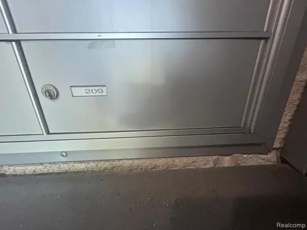 Royal Oak, MI 48067,614 S Troy Street