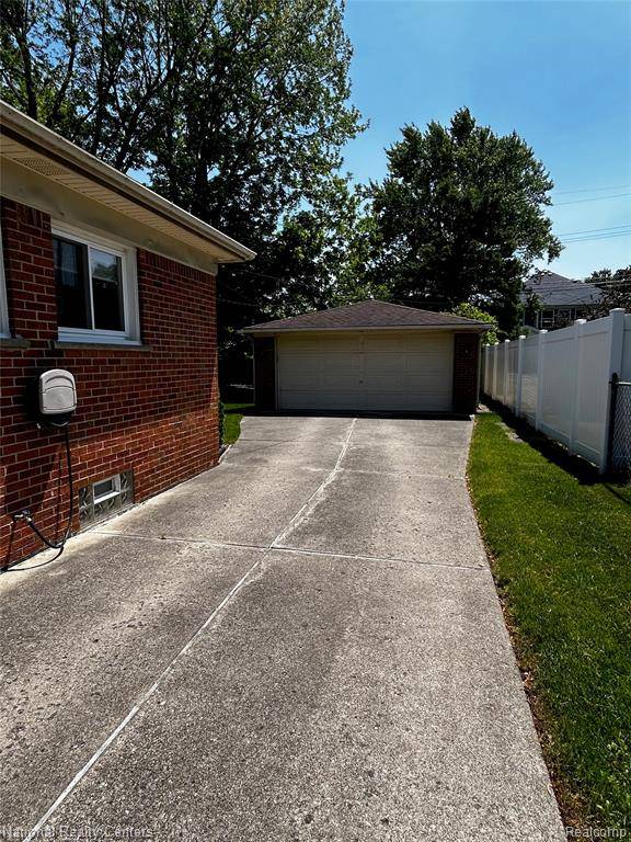 Royal Oak, MI 48073,1122 Englewood Avenue