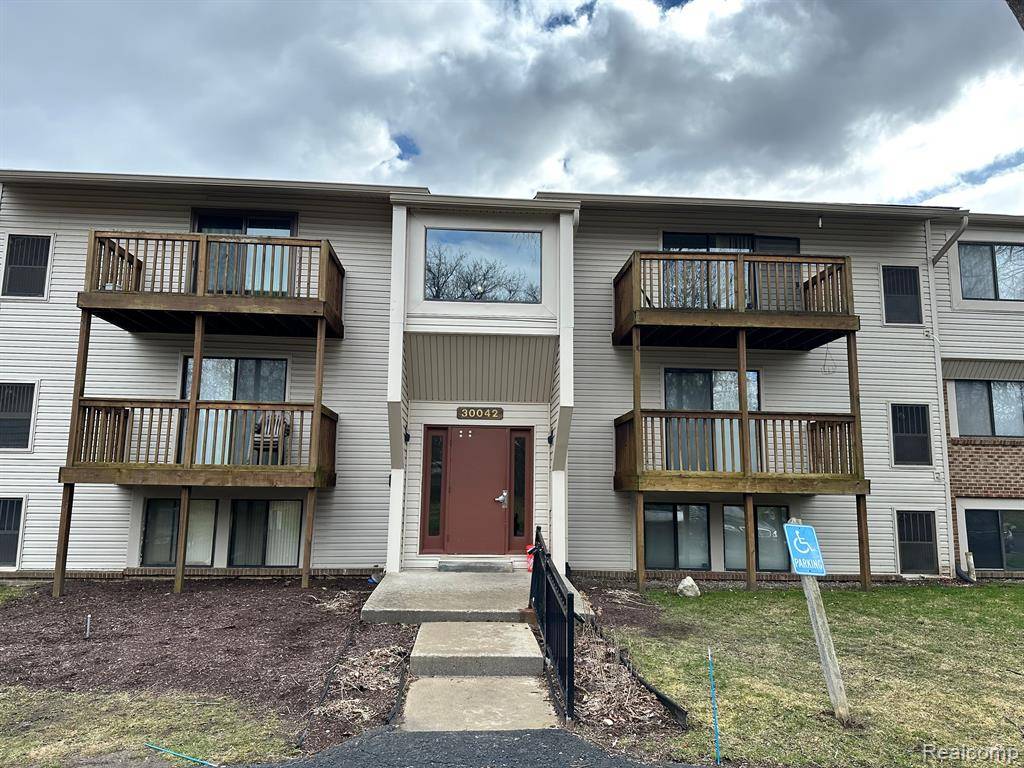 30042 W 12 MILE RD, Farmington Hills, MI 48334