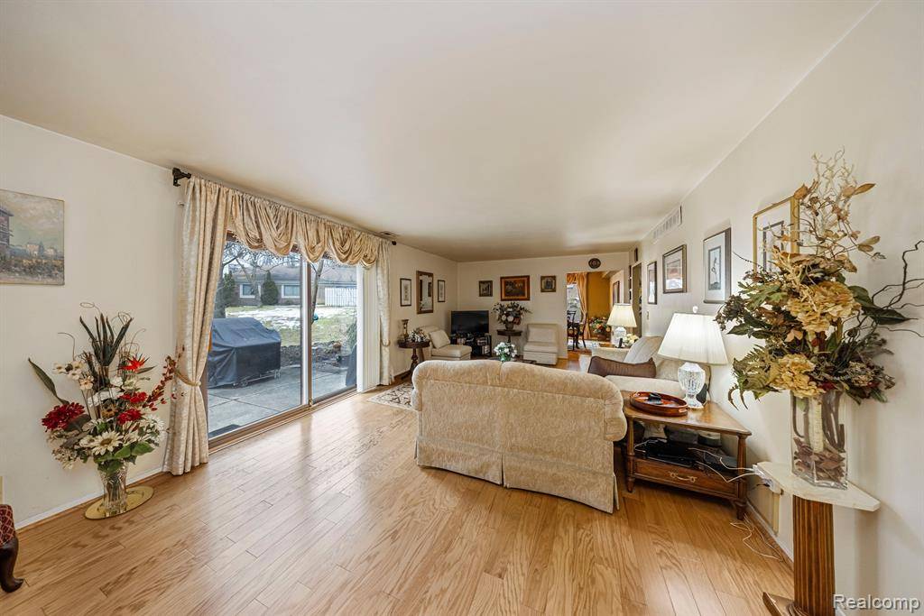 Southfield, MI 48034,29765 FARMBROOK VILLA Lane