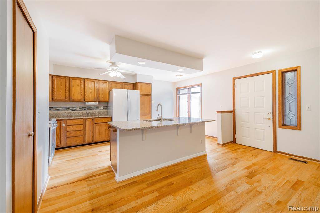Grosse Ile, MI 48138,9921 Hawthorne Glen Drive