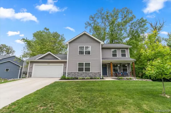 2230 Briar Ridge, Wolverine Lake, MI 48390