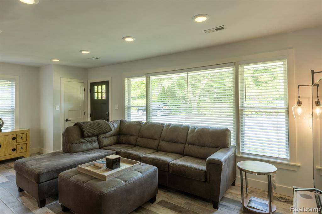 Grosse Pointe Farms, MI 48236,343 Beaupre Avenue