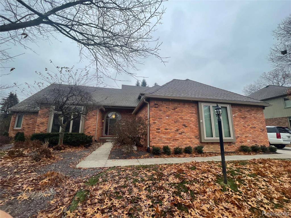 3235 PARKWOOD Drive, Rochester Hills, MI 48306