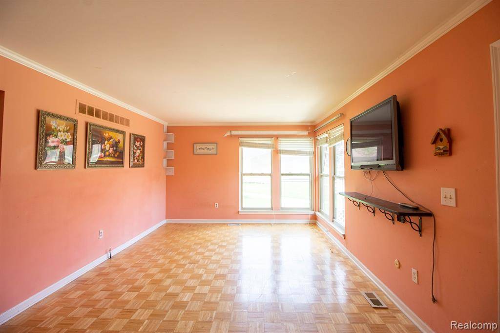 Troy, MI 48083,2703 ROUNDTREE Drive