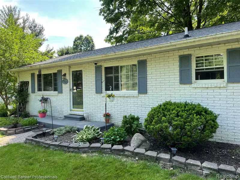 937 State Road, Fenton, MI 48430