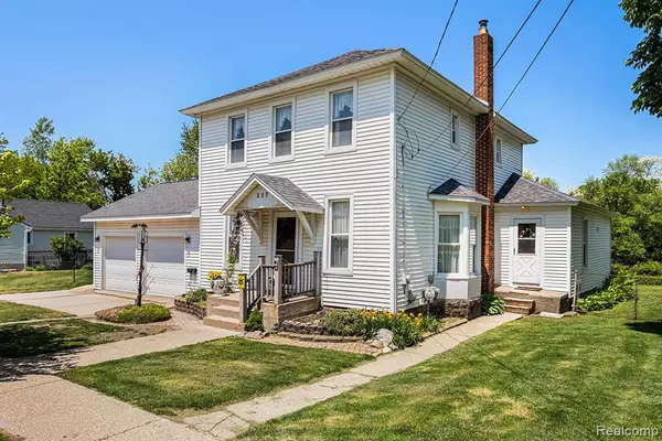 307 E Shiawassee Avenue, Fenton, MI 48430