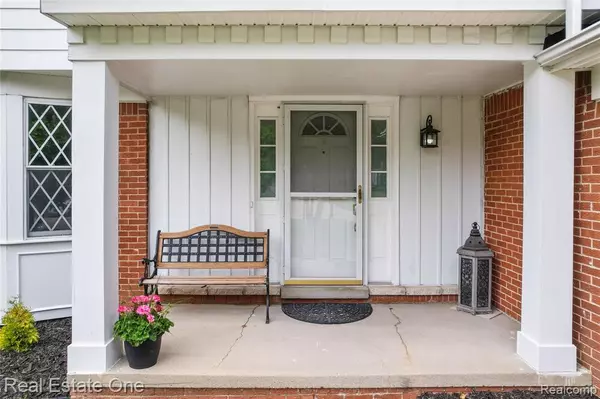 Farmington Hills, MI 48336,29320 Geraldine Court