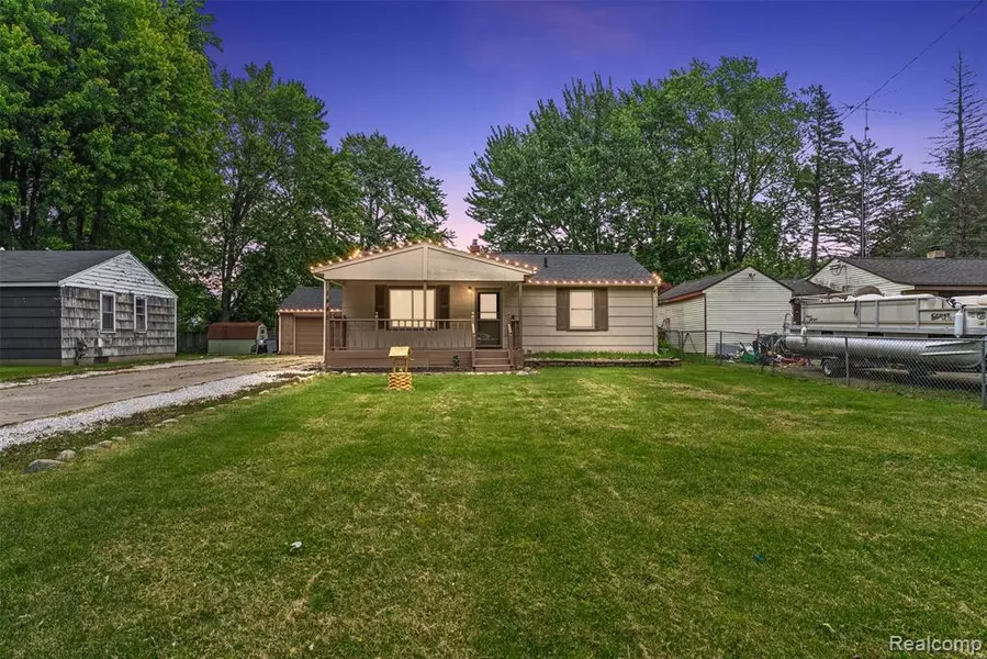 1445 S Packard Avenue, Burton, MI 48509