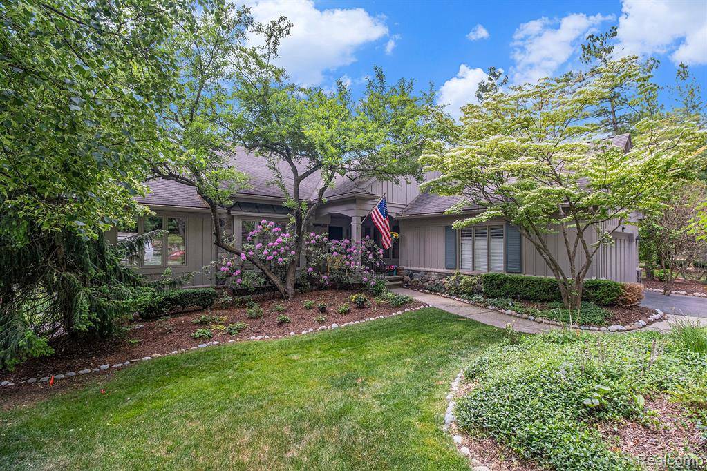 West Bloomfield, MI 48323,4825 Mirror Lake Drive