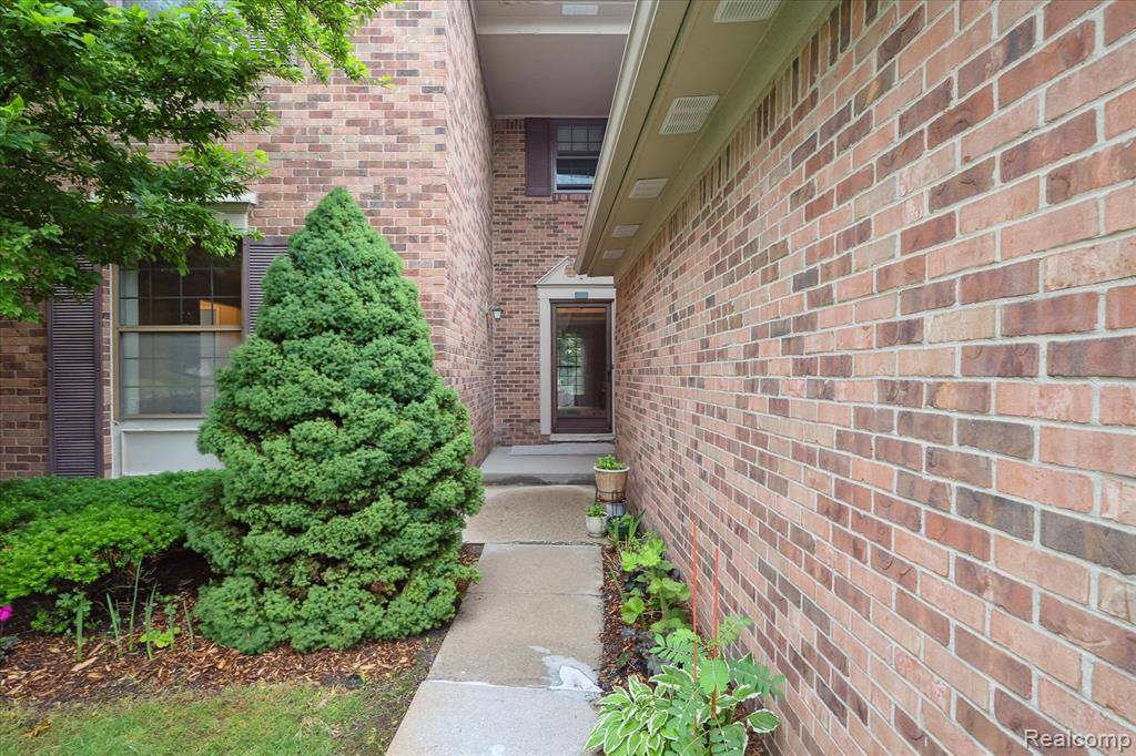 Farmington Hills, MI 48331,29865 Indian Trail