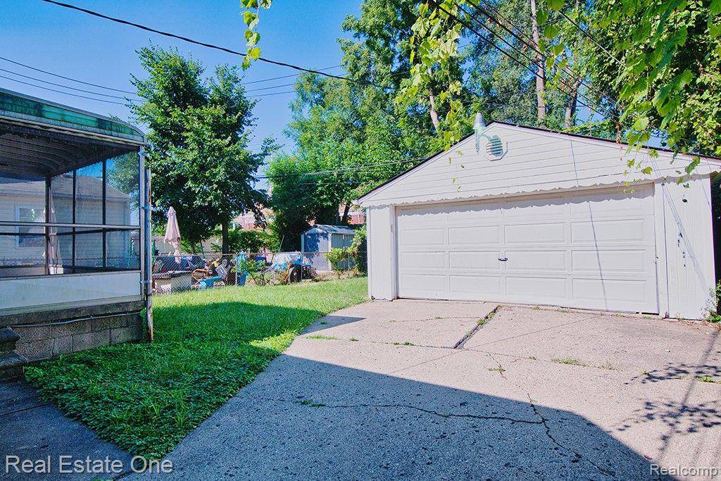 Detroit, MI 48204,8035 PINEHURST Street