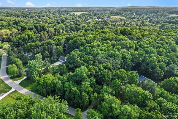 Fenton, MI 48430,0 Parkwood Drive
