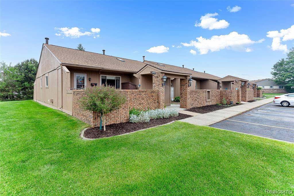 25389 N Potomac N, South Lyon, MI 48178