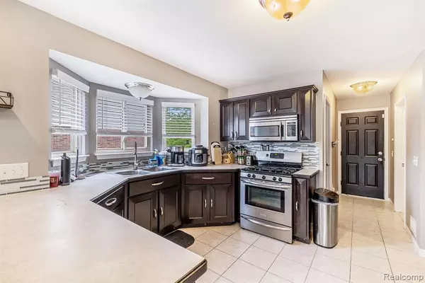 Fenton, MI 48430,724 Pinecreek Drive