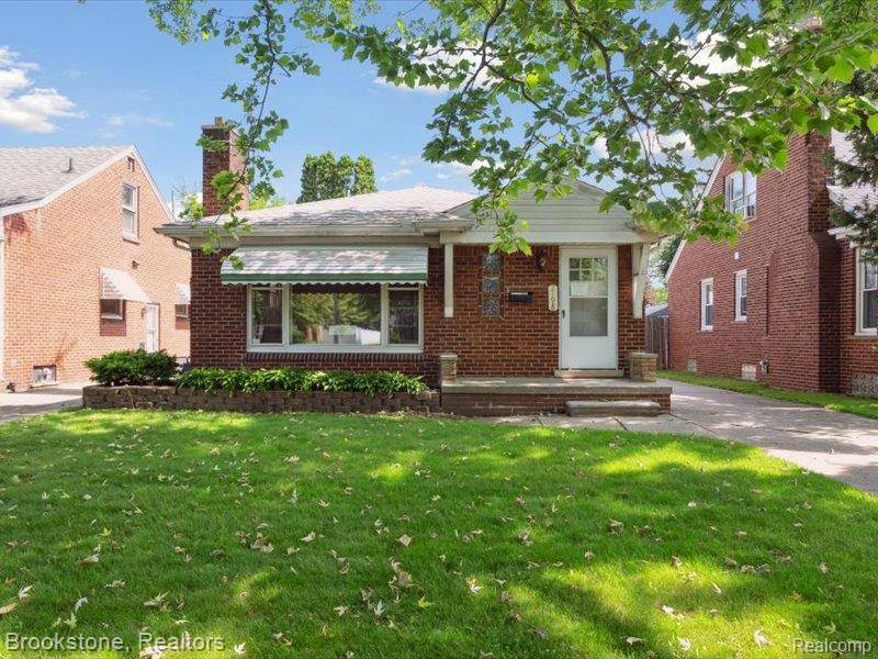 2198 Hawthorne Road, Grosse Pointe Woods, MI 48236