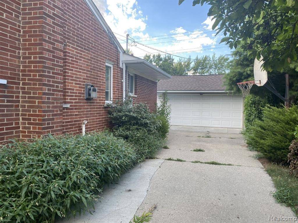Clinton Twp, MI 48035,21039 DANBURY Street