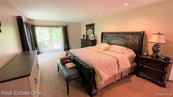 West Bloomfield, MI 48323,3058 BLOOMFIELD PARK Drive