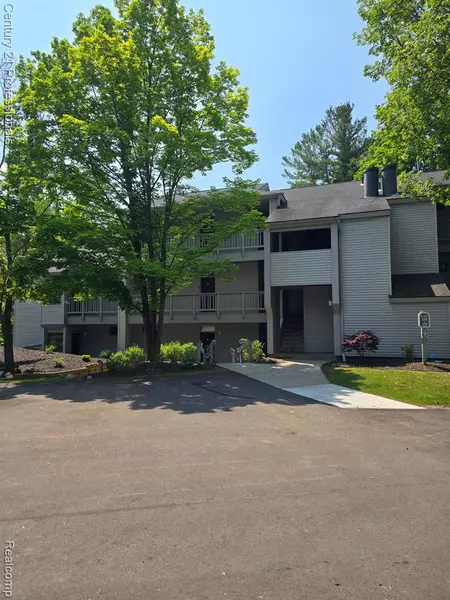 5714 Creeks Crossing, Williamsburg, MI 49690