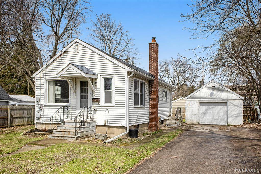 322 Astor Avenue, Lansing, MI 48910