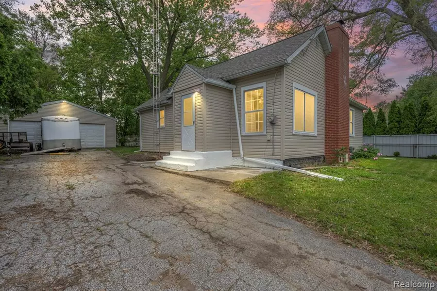 1496 E Parkwood Avenue, Burton, MI 48529