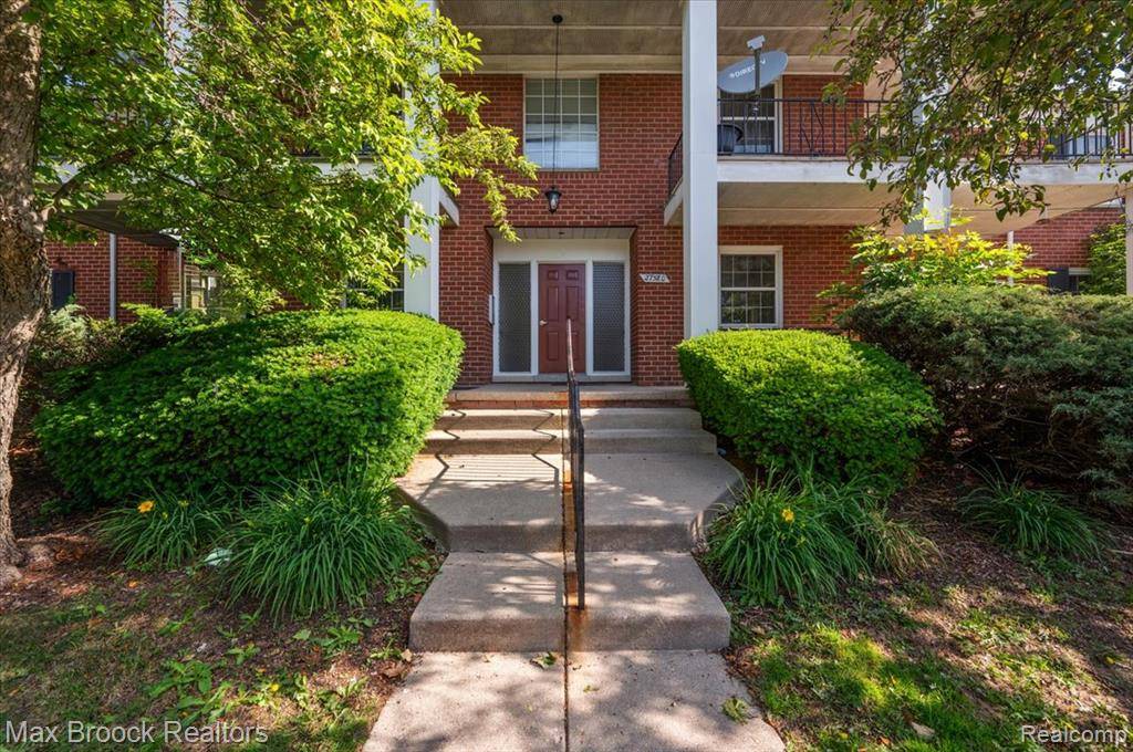 27580 W Echo Valley, Farmington Hills, MI 48334