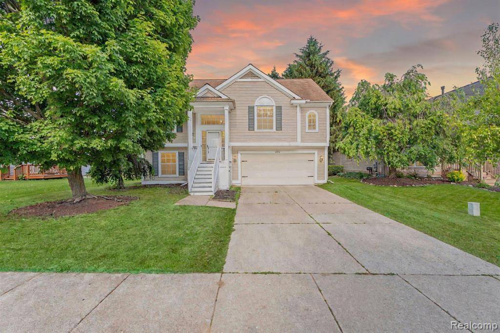 332 Lake Meadow Drive, Waterford, MI 48327