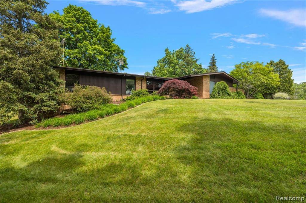 West Bloomfield, MI 48323,2732 Lone Pine Road