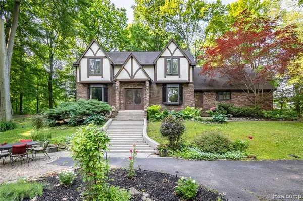 55535 WOODY Lane, South Lyon, MI 48178