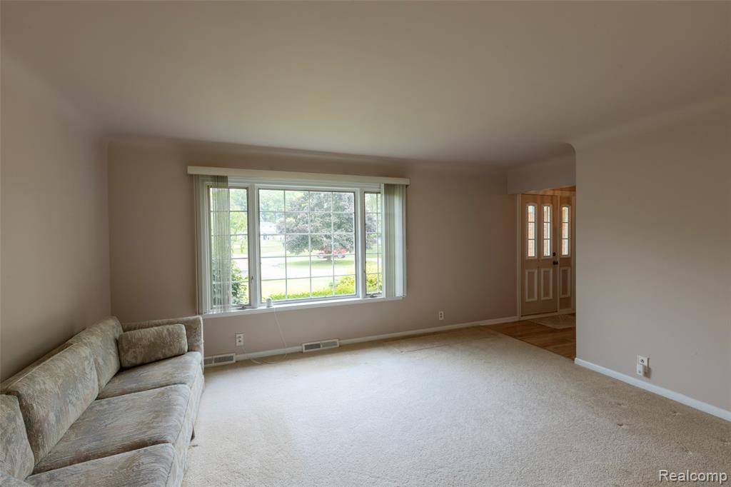 Waterford, MI 48329,3741 Columbine Court
