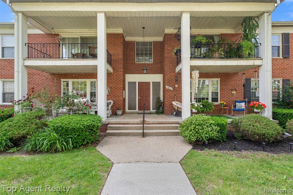 27557 W Echo Valley, Farmington Hills, MI 48334