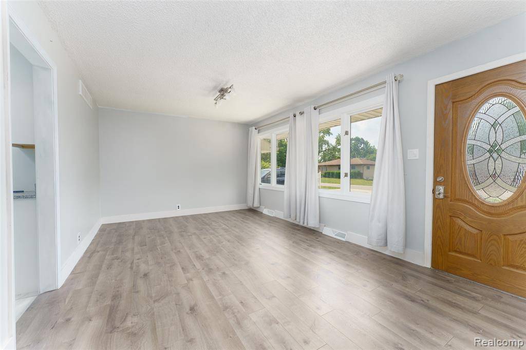 Waterford, MI 48329,3260 Van Campen Drive