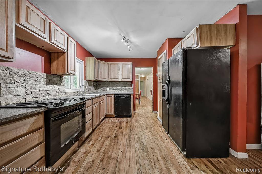 Farmington Hills, MI 48336,28492 Shadylane Drive