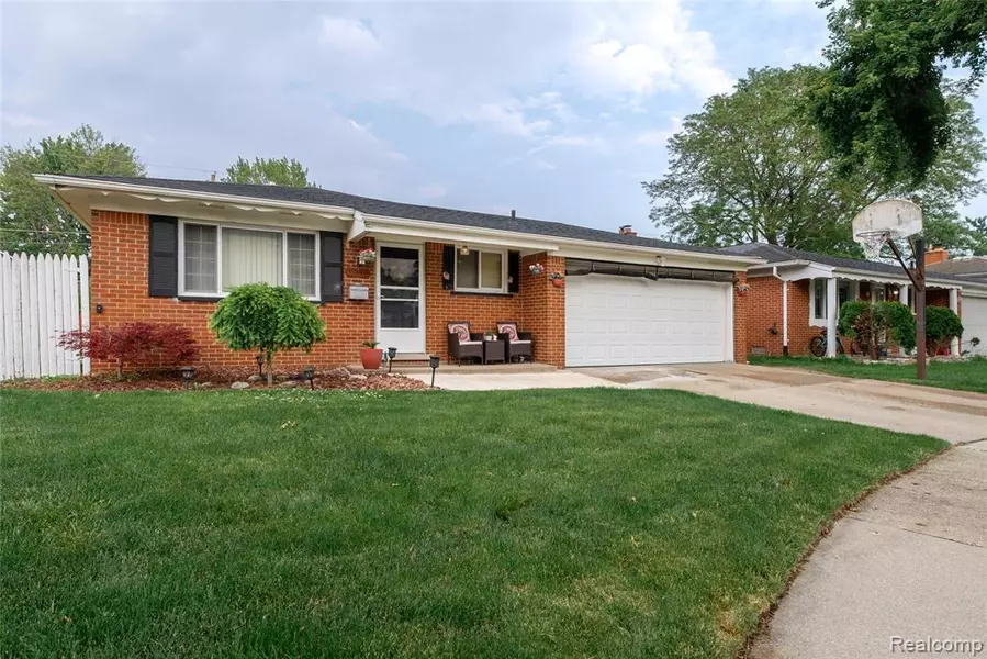 32862 Exeter Drive, Warren, MI 48092