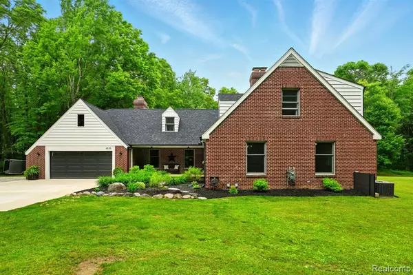 6535 Cedar Lake Road, Pinckney, MI 48169