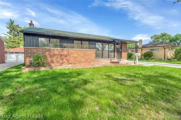 Saint Clair Shores, MI 48081,28118 Rosebriar Street