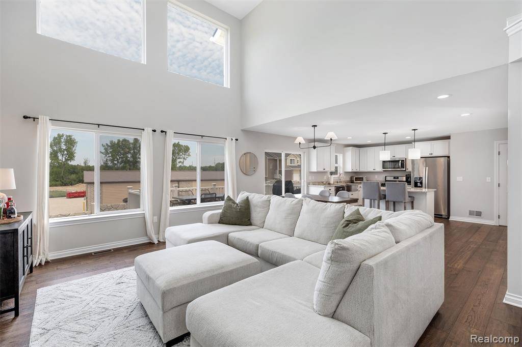 Auburn Hills, MI 48326,3923 Maple Lane
