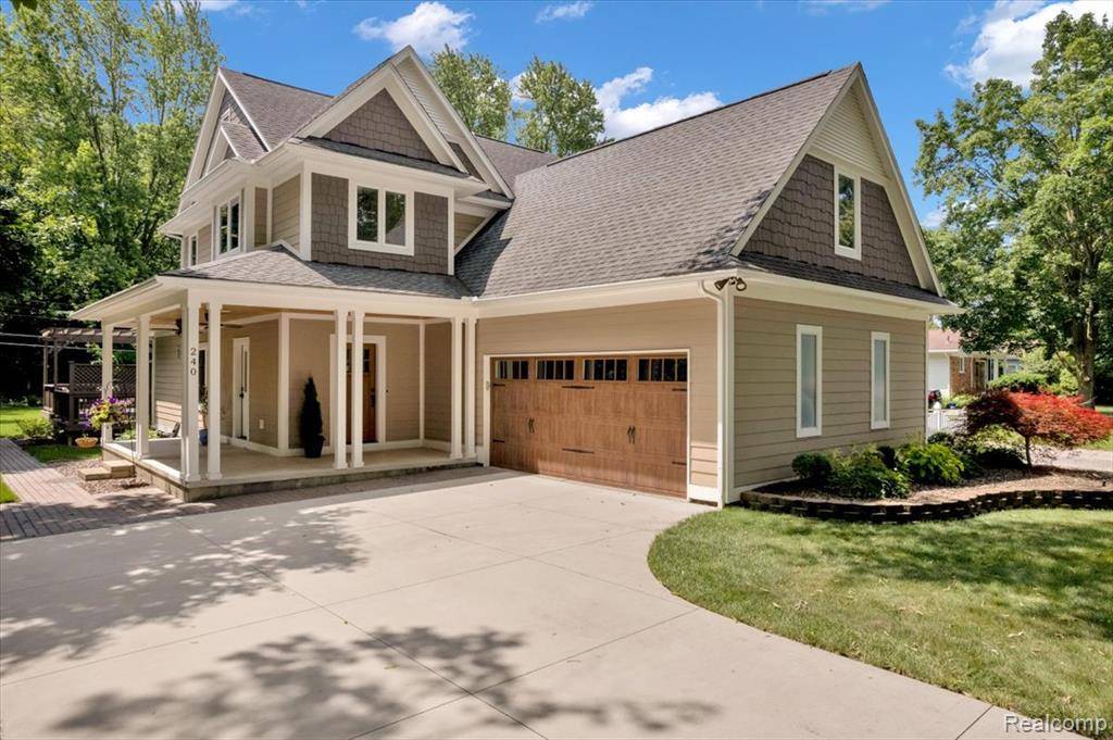 240 Red Oak Lane, Rochester Hills, MI 48307