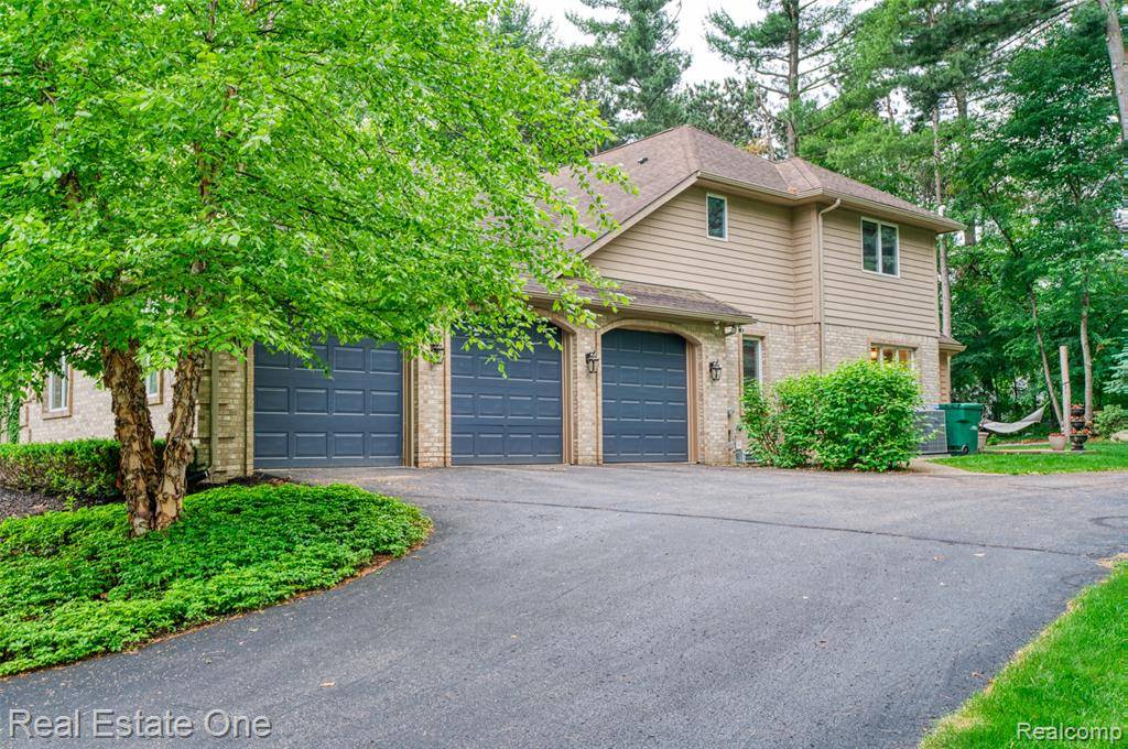 Brighton, MI 48116,5258 Hidden Pines Drive