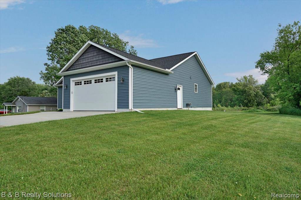 Lapeer, MI 48446,437 Angle Road