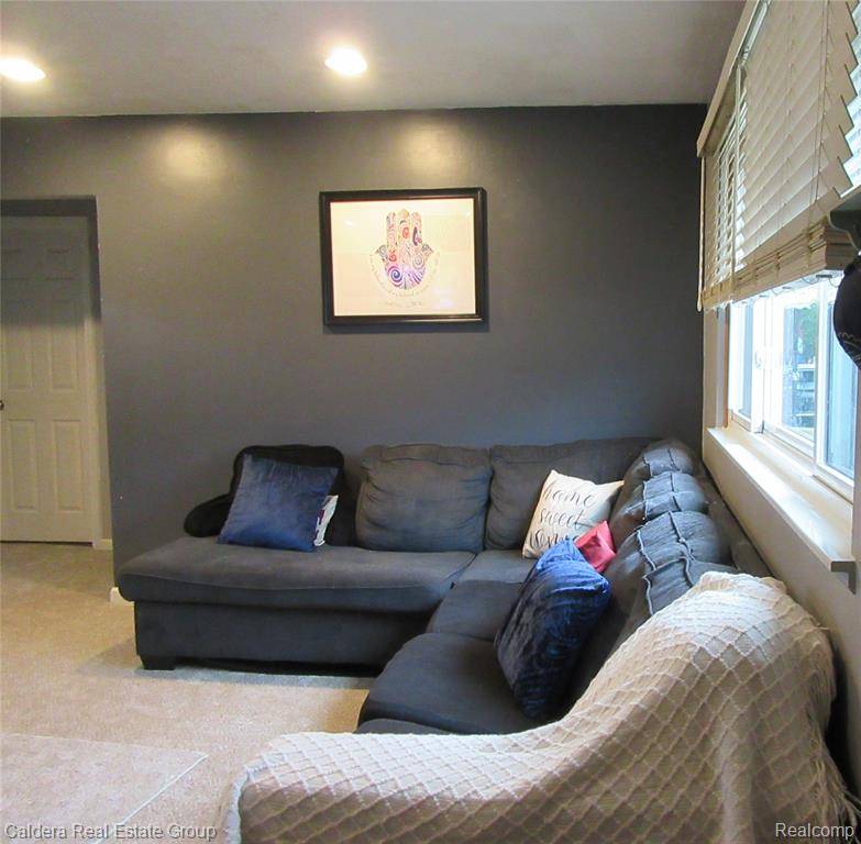 Madison Heights, MI 48071,933 E Dallas Avenue
